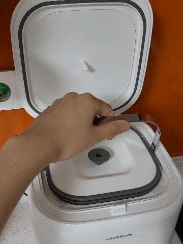 15일 취재진이 락앤락 음식물 쓰레기 냉장고의 내통을 꺼내고 있다. © 뉴스1 신윤하 기자