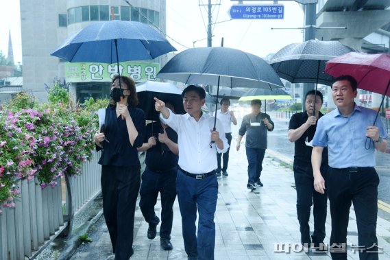 김동근 의정부시장 13일 가능동 브라운스톤흥선-의정부더샵파크에비뉴 아파트 통학로 로드체킹. 사진제공=의정부시