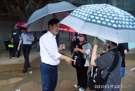 김동근 의정부시장 13일 가능동 브라운스톤흥선-의정부더샵파크에비뉴 아파트 통학로 로드체킹. 사진제공=의정부시