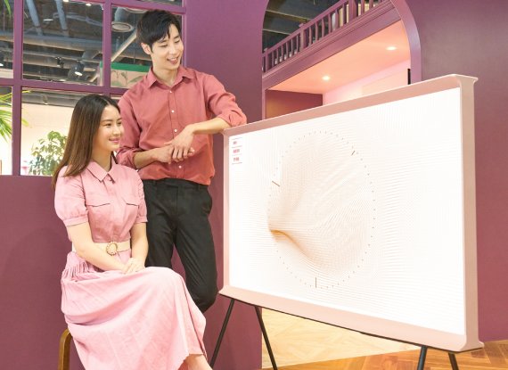 삼성전자 모델이 라이프스타일 TV '더 세리프' 블라썸 핑크 제품을 소개하고 있다. 삼성전자 제공