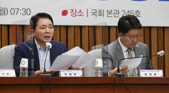 성일종 국민의힘 정책위의장이 18일 서울 여의도 국회에서 열린 2022 세제개편안 당정협의회에서 모두발언을 하고 있다. /사진공동취재단