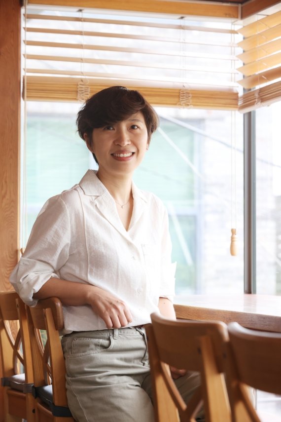 영화 '헤어질 결심' 정서경 작가 (서울=연합뉴스) 강민지 기자 = 영화 '헤어질 결심' 정서경 작가가 15일 오전 서울 종로구 삼청동의 한 카페에서 진행된 연합뉴스와의 인터뷰에 앞서 포즈 취하고 있다. 2022.7.15 mjkang@yna.co.kr