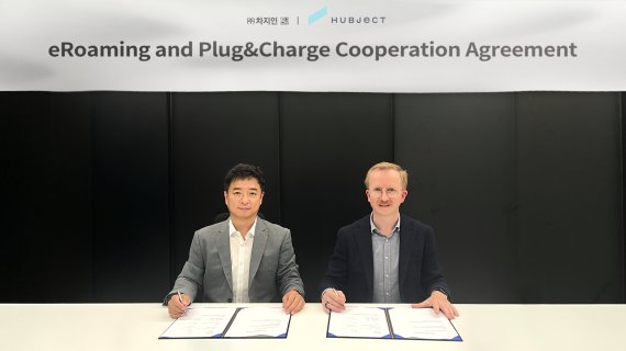 최영석 ㈜차지인 대표(왼쪽)가 CHRISTIAN HAHN 허브젝트(HUBJECT) 대표와 블록체인 기반 충전 결제 플랫폼(EVZ 월렛) 사용 등을 위한 업무협약을 체결했다. 사진=차지인 제공