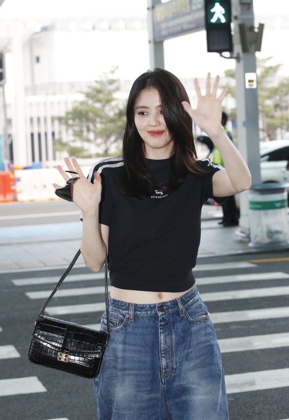 배우 한소희가 패션 행사 참석차 18일 오전 인천국제공항을 통해 미국 뉴욕으로 출국하고 있다. © News1 권현진 기자