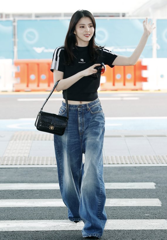 배우 한소희가 패션 행사 참석차 18일 오전 인천국제공항을 통해 미국 뉴욕으로 출국하고 있다. © News1 권현진 기자