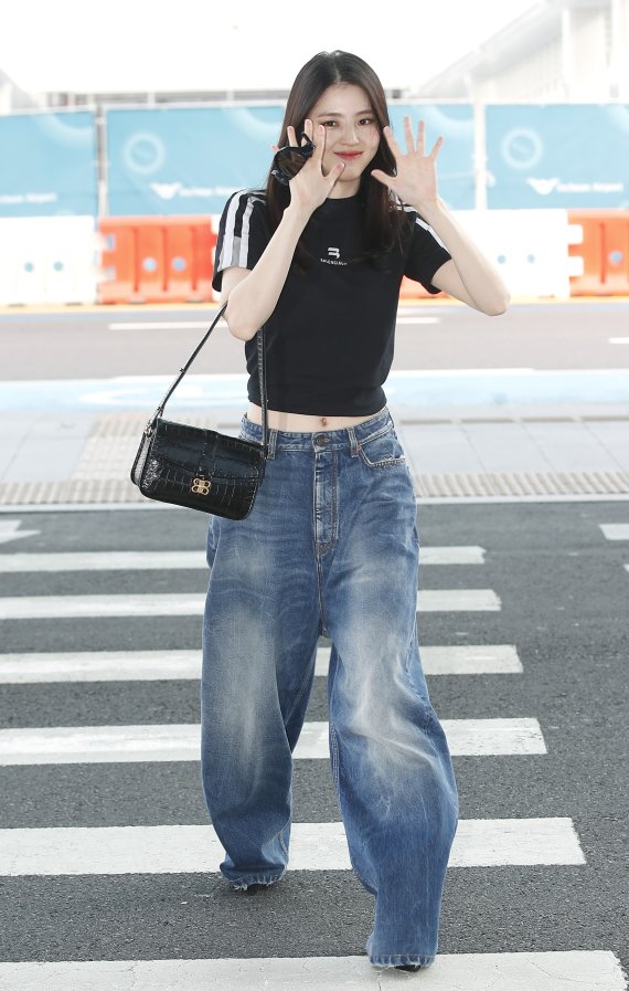 배우 한소희가 패션 행사 참석차 18일 오전 인천국제공항을 통해 미국 뉴욕으로 출국하며 인사를 하고 있다. © News1 권현진 기자