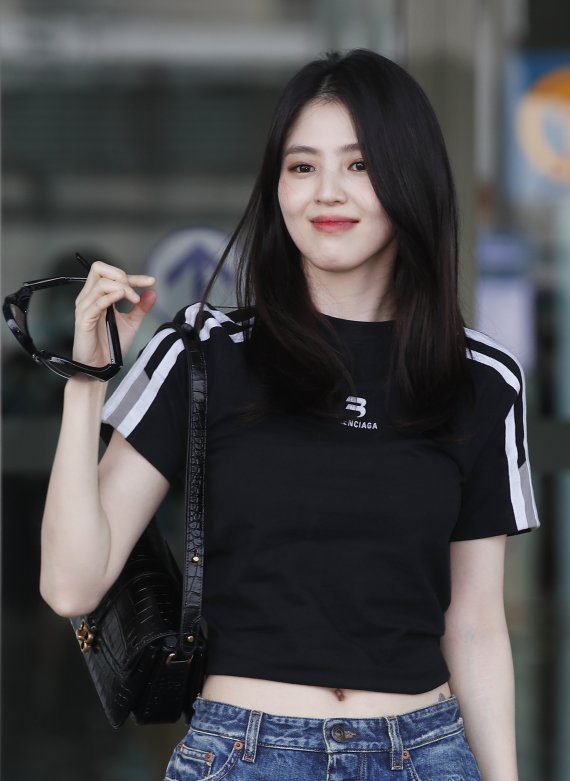 배우 한소희가 패션 행사 참석차 18일 오전 인천국제공항을 통해 미국 뉴욕으로 출국하기 전 예쁜 미소를 짓고 있다. © News1 권현진 기자