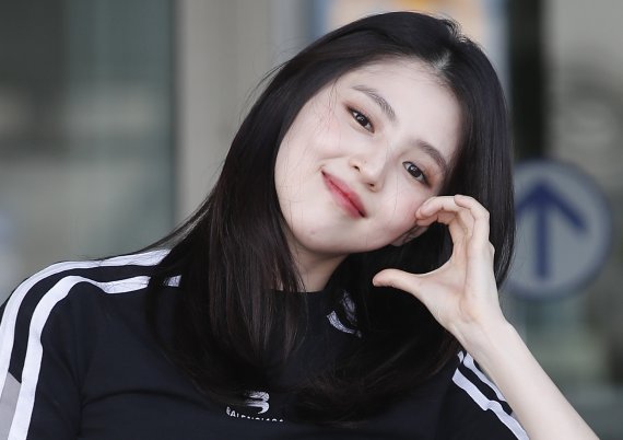 배우 한소희가 패션 행사 참석차 18일 오전 인천국제공항을 통해 미국 뉴욕으로 출국하기 전 치명적인 볼 하트를 보내고 있다. © News1 권현진 기자