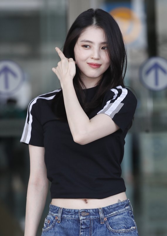 배우 한소희가 패션 행사 참석차 18일 오전 인천국제공항을 통해 미국 뉴욕으로 출국하기 전 미소를 짓고 있다. © News1 권현진 기자