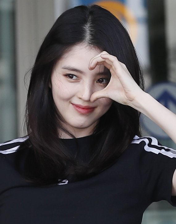배우 한소희가 패션 행사 참석차 18일 오전 인천국제공항을 통해 미국 뉴욕으로 출국하기 전 사랑스러운 하트를 그리고 있다. © News1 권현진 기자