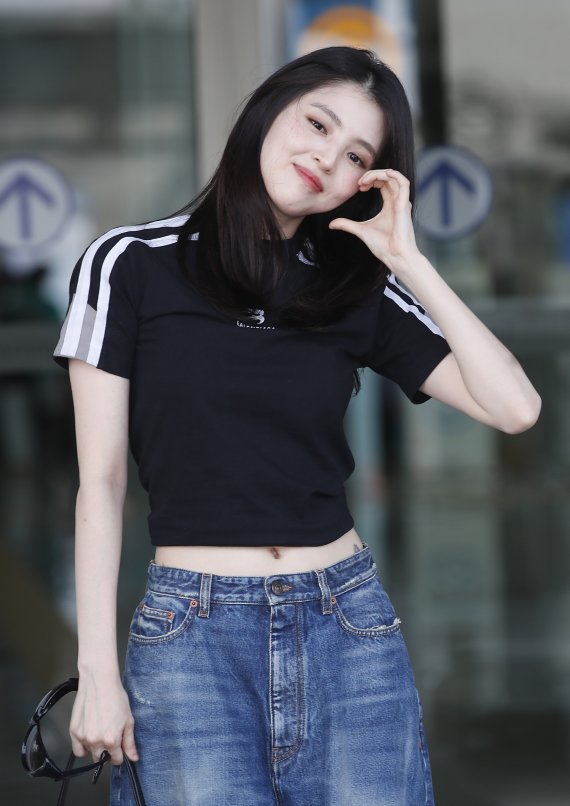 배우 한소희가 패션 행사 참석차 18일 오전 인천국제공항을 통해 미국 뉴욕으로 출국하기 전 달콤한 볼하트로 팬심을 홀리고 있다. © News1 권현진 기자