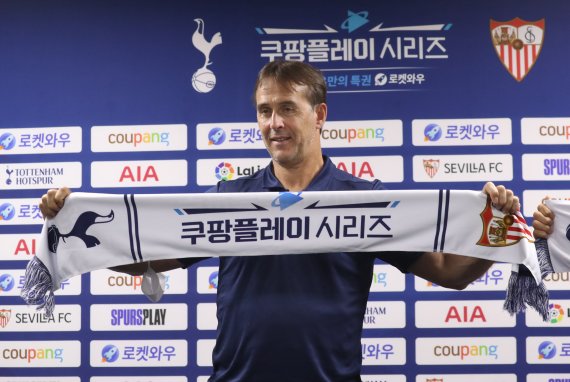 세비야FC 줄렌 로페테기 감독이 지난 15일 오후 경기 수원시 팔달구 수원월드컵경기장 대연회실에서 열린 쿠팡플레이 시리즈 2차전 프리매치 기자회견을 마치고 기념촬영을 하고 있다. 2022.7.15/뉴스1 © News1 김영운 기자