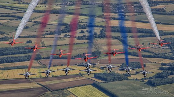 공군 특수비행팀 '블랙이글스'가 17일(현지시간) 영국 리아트 에어쇼에서 영국 공군 특수비행팀 '레드 애로즈'와 우정비행을 하고 있다. 사진=공군 제공