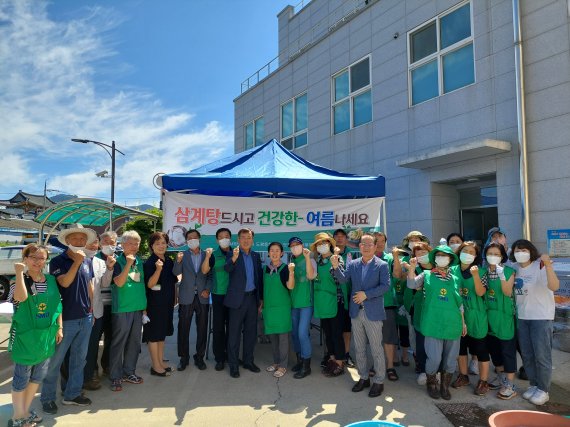 [대구=뉴시스]김정화 기자 = 대구시 동구는 초복을 맞아 지역 내 소상공인들과 새마을 단체가 삼계탕 등을 기탁했다. (사진 = 대구시 동구 제공) 2022.07.18. photo@newsis.com