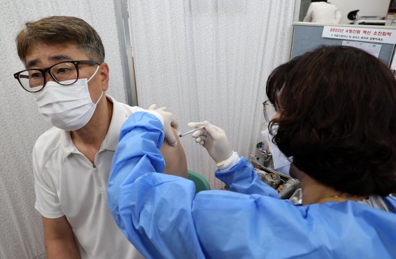 50대 연령층과 18세 이상 성인 기저질환자에 대한 코로나19 백신 4차 접종이 시작된 18일 서울 종로구보건소에서 한 시민이 백신을 접종하고 있다. 사진=박범준 기자