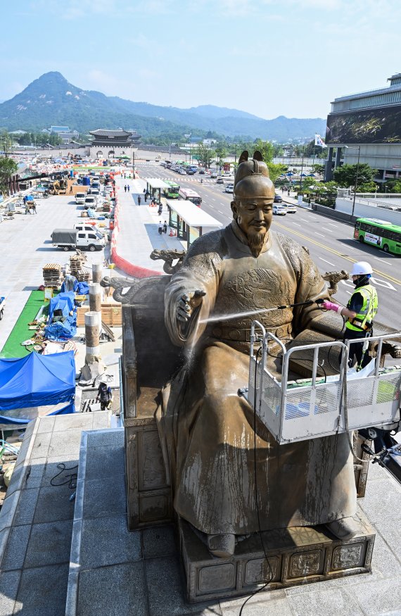 18일 서울 세종대로 광화문 광장에서 서울시 관계자들이 세종대왕 동상을 세척하고 있다. 서울시는 오는 8월 6일 새로운 광화문광장 개장을 앞두고 12일간 세종대왕 동상과 이순신 장군 동상을 말끔하게 세척한다.