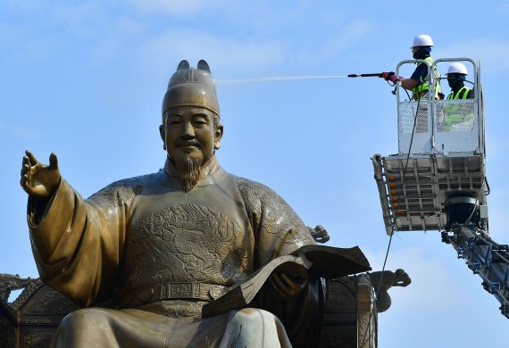 서울시는 오는 8월 6일 새로운 광화문광장 개장을 앞두고 12일간 세종대왕 동상과 이순신 장군 동상을 말끔하게 세척한다.