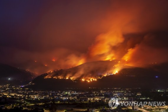 스페인 산림 집어삼키는 화마 epa10076831 A smoke column emerges from a forest fire in O Barco de Valdeorras, Ourense, Galicia, northwestern Spain, 17 July 2022. A total of 12 forest fires over 4,430 hectares are active in the region. EPA/Brais Lorenzo