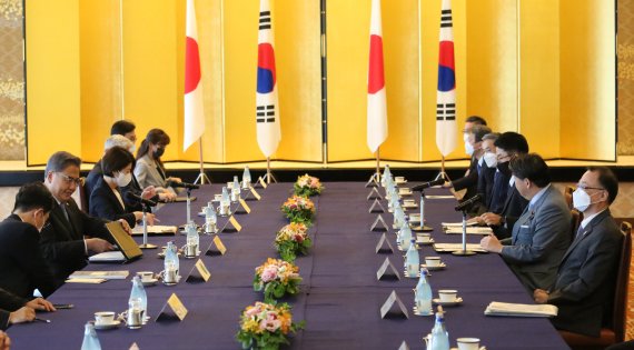 18일 오후 일본 도쿄도 미나토구 소재 외무성 이쿠라공관에서 박진 한국 외교부 장관(왼쪽 두번째)과 하야시 요시마사 일본 외무상(오른쪽 두번째)이 회담 준비를 하고 있다. 연합뉴스