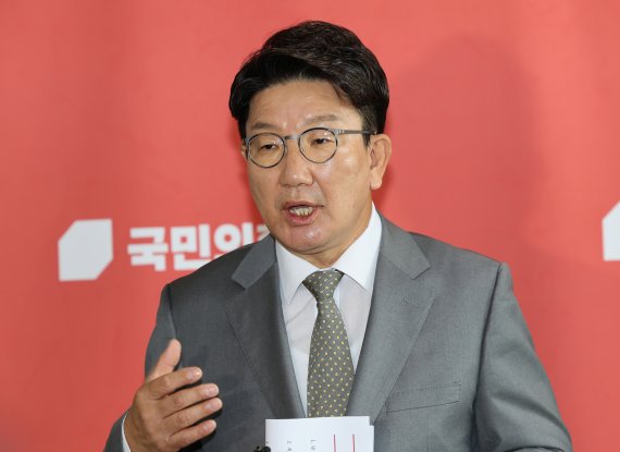 권성동 국민의힘 대표 직무대행 겸 원내대표가 18일 오전 서울 여의도 국회에서 열린 최고위원회의를 마친 후 취재진 질문에 답변하고 있다. (공동취재) © News1 이재명 기자