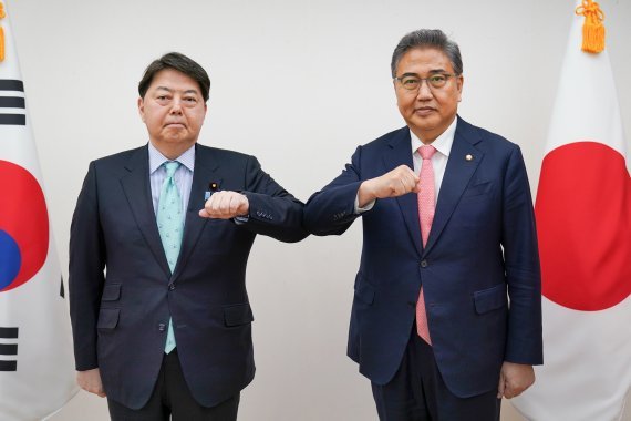 박진 외교부 장관(오른쪽)과 하야시 요시마사 일본 외무상. (외교부 제공) ⓒ 뉴스1 /사진=뉴스1