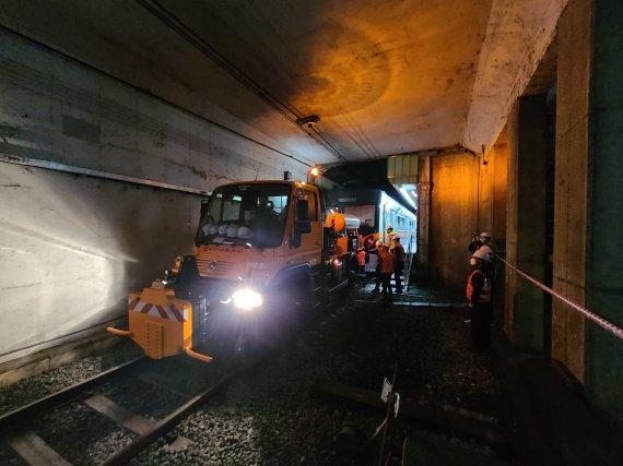 신조 전동차가 부산진역 측선 선로를 따라 입환 견인차로 옮겨지고 있다.(부산교통공사 제공)© 뉴스1