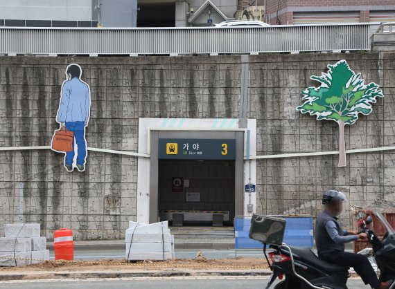 가야동 옹벽에 설치된 부산 도시철도 2호선 가야역 3번 출구의 모습.2022.7.14/© 뉴스1 노경민 기자
