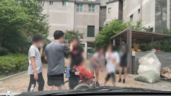 흡연 중학생들 훈계했는데… 오히려 주민이 신고 당해