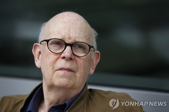 팝아티스트 클라스 올든버그 FILE - Pop artist Claes Oldenburg watches as his sculpture "Paint Torch" is installed by the George Young Company at the Pennsylvania Academy of the Fine Arts in Philadelphia on Saturday, Aug. 20, 2011. Oldenburg died Monday, July 18, 2022, in Manhattan, according to his daughter, Maa