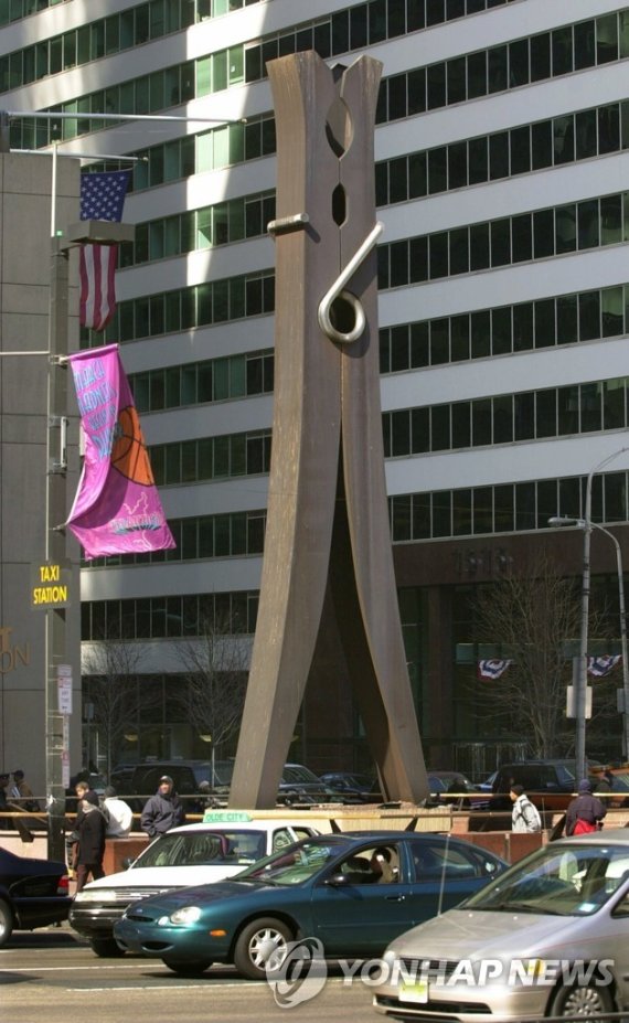 올든버그의 대표작 '빨래집게' FILE - Pop artist Claes Oldenburg's "Clothespin" sculpture is displayed in the Center City section of Philadelphia on Friday, March 1, 2002. Oldenburg died Monday, July 18, 2022, in Manhattan, according to his daughter, Maartje Oldenburg. He had been in poor health since falling and