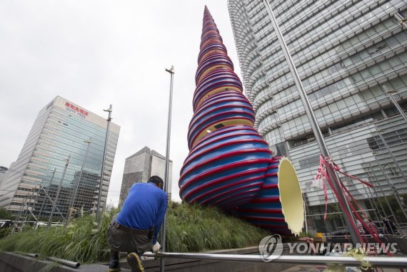청계광장 '스프링' 재도색 마친 청계광장 ‘스프링’ (서울=연합뉴스) 윤동진 기자 = 17일 오전 서울 청계광장에서 관계자들이 재도색을 마친 세계적인 설치미술가 클래스 올덴버그와 코샤 반 부루군의 작품 '스프링’의 공사를 마무리 짓고 있다. 2017.7.17 mon@yna.co.kr (끝)