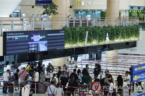 1일 서울 강서구 김포공항 국제선 청사에서 이용객들이 일본 도쿄 하네다공항으로 향하는 전일본공수 항공편 탑승 수속을 위해 차례를 기다리고 있다. 사진=연합뉴스