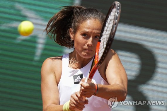카사트키나 FILE - Russia's Daria Kasatkina plays a shot during a semifinal match at the French Open tennis tournament in Roland Garros stadium in Paris, France, on June 2, 2022. Kasatkina, Russia's highest-ranked women's tennis player, said in a video interview released Monday, July 18, 2022, that she is