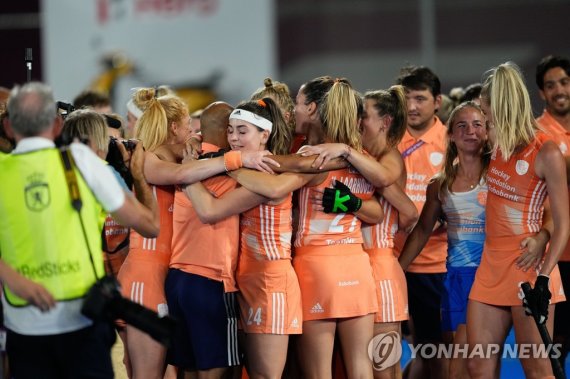 우승 후 기뻐하는 네덜란드 선수들. epa10076834 Netherland players celebrate after defeating the Argentina National team, during the FIH Hockey Women's World Cup 2022 final hockey match between Argentina and the Netherlands, at Olympic Stadium, in Tarrassa, Barcelona, Spain, 17 July 2022. EPA/ALEJANDRO GARCIA