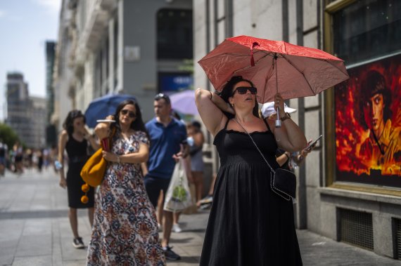 [마드리드=AP/뉴시스] 18일(현지시간) 스페인 마드리드에서 한 여성이 양산으로 뜨거운 햇빛을 피하고 있다. 지난주 최고 기온 45.7도를 기록한 스페인은 17일 폭염 경보가 내려졌으며 18일에도 40도를 훌쩍 넘길 것으로 예보됐다. 2022.07.19.