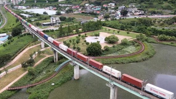 코레일이 영업시험운행에 성공한 장대화물열차.