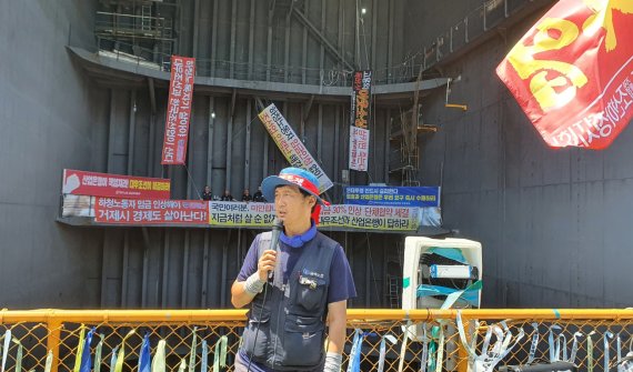 김형수 거제·통영·고성 조선하청지회장이 19일 경남 대우조선해양 1도크에서 발언하고 있다. 2022.7.19/뉴스1 © News1 김영훈 기자