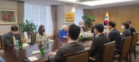 이창용 한국은행 총재와 재닛 옐런 미 재무장관이 양자면담을 진행하고 있다. 한국은행 제공