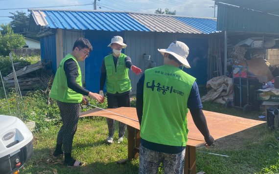 영남대학교 건축학부 학생들이 경북 포항시 청하면 청계리 일원 마을에서 재능기부 봉사활동을 하고 있다. *재판매 및 DB 금지