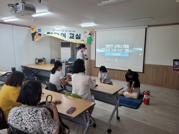 [울산=뉴시스] 박수지 기자 =울산시 동부소방서가 19일 동구건강가정다문화지원센터 다문화가족 30여명을 대상으로 소방안전교육을 진행하고 있다. (사진=동부소방 제공) 2022.07.19. photo@newsis.com *재판매 및 DB 금지