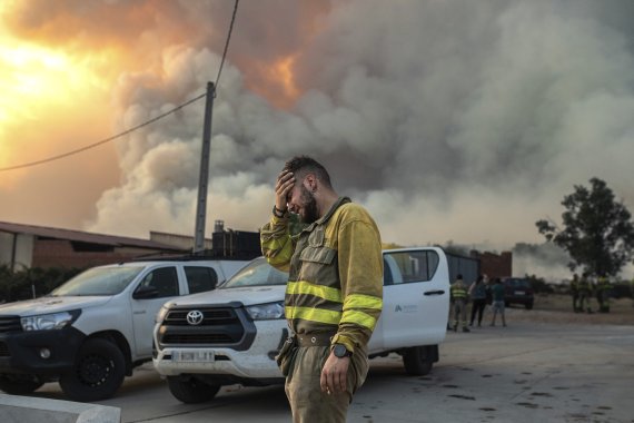[스페인=AP/뉴시스] 17일(현지시각) 스페인 북부 로자시오 지방에서 산불을 진화하던 소방관이 눈물을 흘리는 모습.