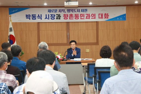 박동식 사천시장이 지난 14일 향촌동 순방에서 지역민들의 민원을 청취하고 있다. 2022.7.14 © 뉴스1