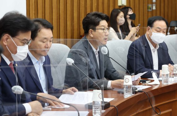 [서울=뉴시스] 전진환 기자 = 권성동 국민의힘 대표 직무대행 겸 원내대표가 19일 오전 서울 여의도 국회에서 열린 원내대책회의에서 발언하고 있다. (공동취재사진) 2022.07.19. photo@newsis.com /사진=뉴시스