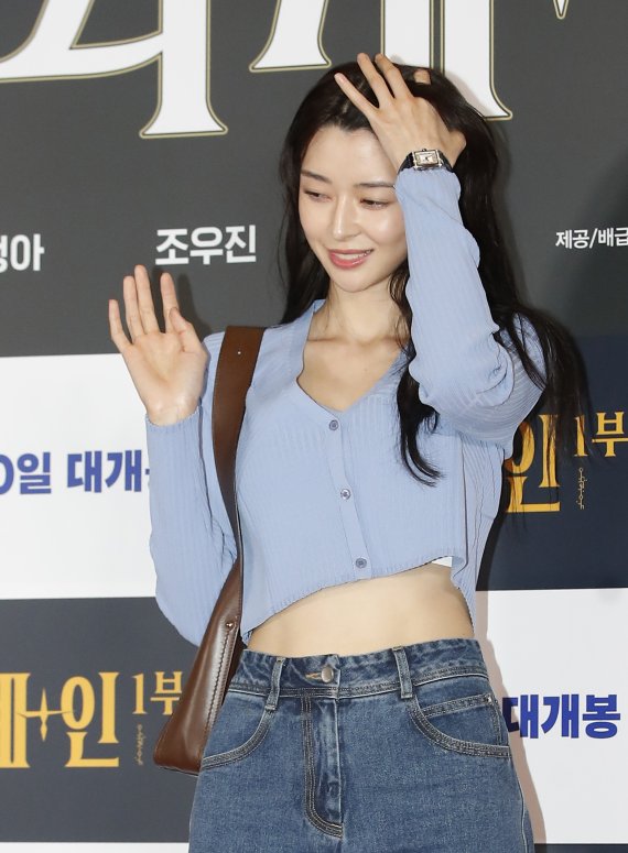 배우 권나라가 18일 오후 서울 용산CGV에서 열린 영화 ‘외계+인’ 1부 VIP 시사회에서 매력을 발산하고 있다. © News1 권현진 기자