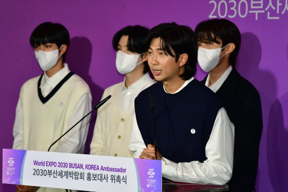 [서울=뉴시스] 김명원 기자 = ‘2030부산세계박람회’ 홍보대사로 위촉된 BTS(방탄소년단) RM이 19일 서울 용산 하이브에서 소감을 말하고 있다. (공동취재사진) 2022.07.19. photo@newsis.com <저작권자ⓒ 공감언론 뉴시스통신사. 무단전재-재배포 금지.> /사진=뉴시스화상