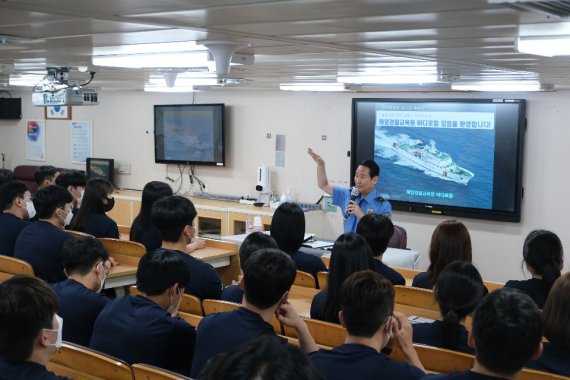 해양경찰교육원 3011함에 승선한 간부후보생들과 대화하는 여인태 해경교육원장. 교육원 제공 *재판매 및 DB 금지