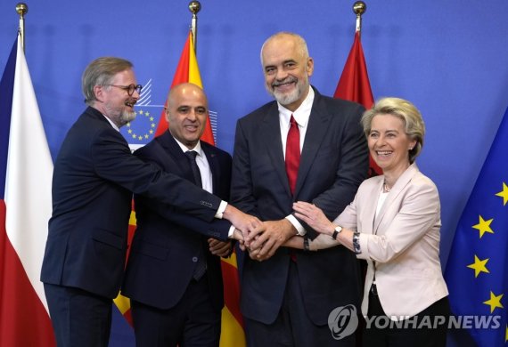EU, 알바니아·북마케도니아 가입 협상 개시 From right, European Commission President Ursula von der Leyen, Albanian Prime Minister Edi Rama, North Macedonia's Prime Minister Dimitar Kovacevski and Czech Republic's Prime Minister Petr Fiala shake hands prior to a meeting at EU headquarters in Brussels, Tuesday, July 1