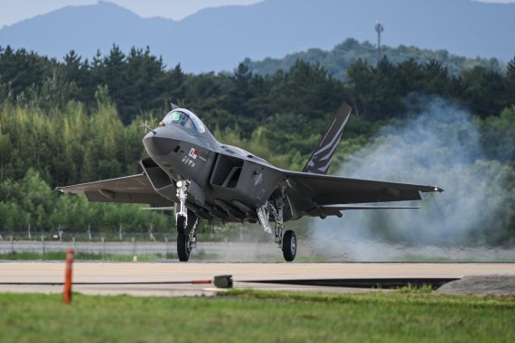 한국형전투기 ‘KF-21’ 최초비행 성공 "활주로 박차고 창공을 날다"