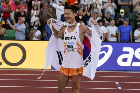 ‘졌잘싸’ 우상혁, 한국 육상 첫 銀