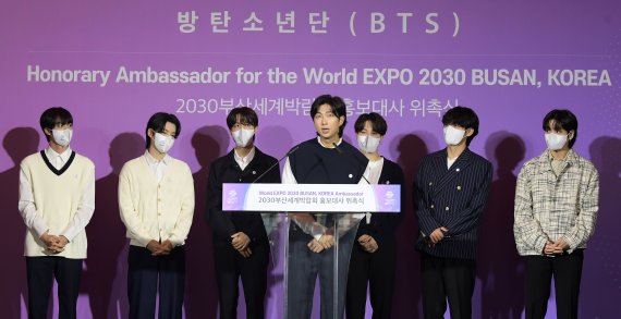 [서울=뉴시스] 김명원 기자 = ‘2030부산세계박람회’ 홍보대사로 위촉된 BTS(방탄소년단) RM이 19일 서울 용산 하이브에서 소감을 말하고 있다.<div id='ad_body3' class='mbad_bottom' ></div> (공동취재사진) 2022.07.19. photo@newsis.com <저작권자ⓒ 공감언론 뉴시스통신사. 무단전재-재배포 금지.> /사진=뉴시스화상